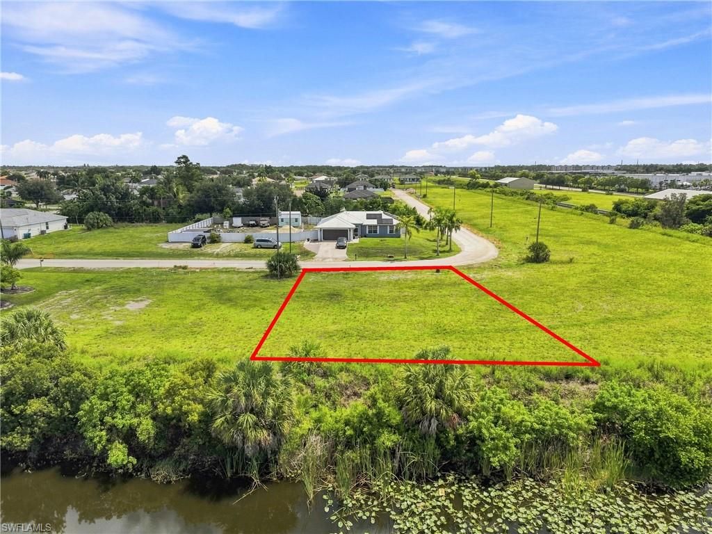 Image 4 of property listing at 1202 NE 19th PL, Cape Coral, FL 33909