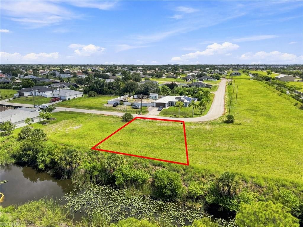 Image 5 of property listing at 1202 NE 19th PL, Cape Coral, FL 33909