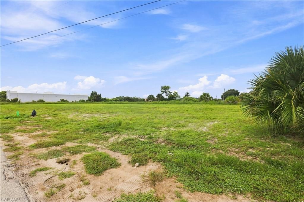 Image 9 of property listing at 1202 NE 19th PL, Cape Coral, FL 33909