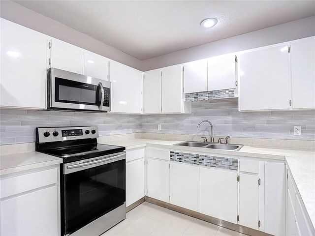 1328 DIVOT LANE, Tampa, FL 33612