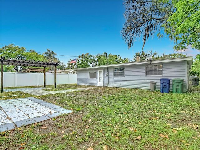 1328 DIVOT LANE, Tampa, FL 33612