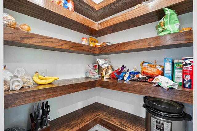 3553 E Shaulis Road, Waterloo, IA 50702
