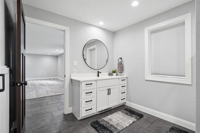 3553 E Shaulis Road, Waterloo, IA 50702