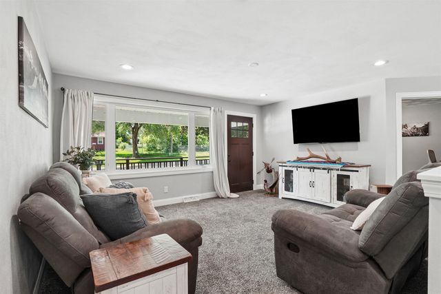 3553 E Shaulis Road, Waterloo, IA 50702