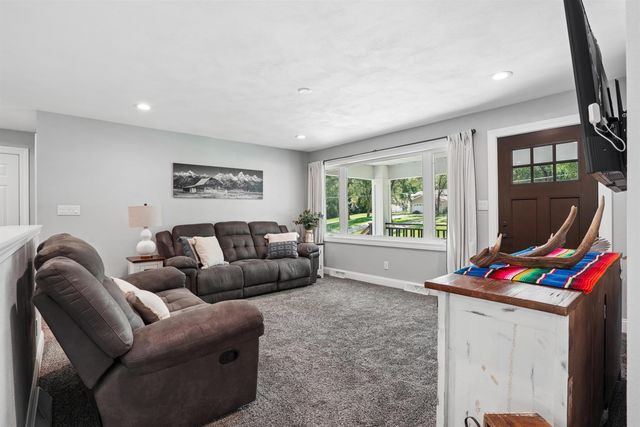 3553 E Shaulis Road, Waterloo, IA 50702
