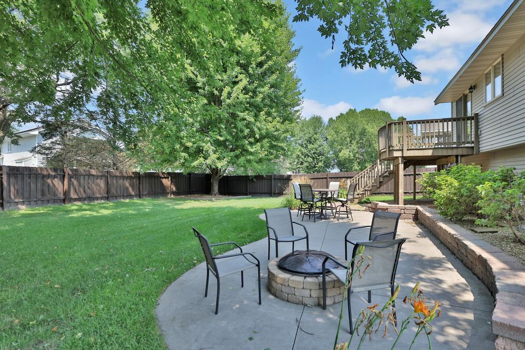 1098 Heather Drive, Woodbury, MN 55129