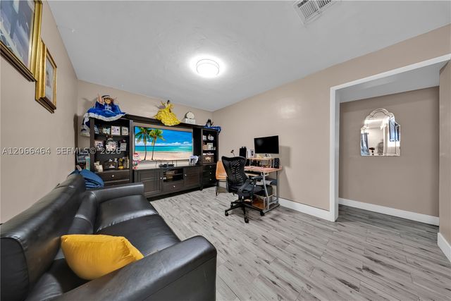3291 NW 207th St, Miami Gardens, FL 33056