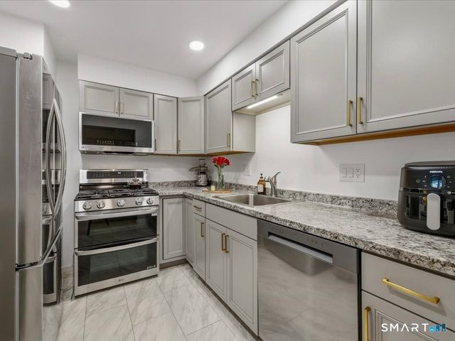 175 South End Road B13, East Haven, CT 06512
