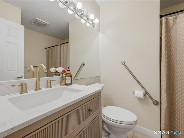 175 South End Road B13, East Haven, CT 06512
