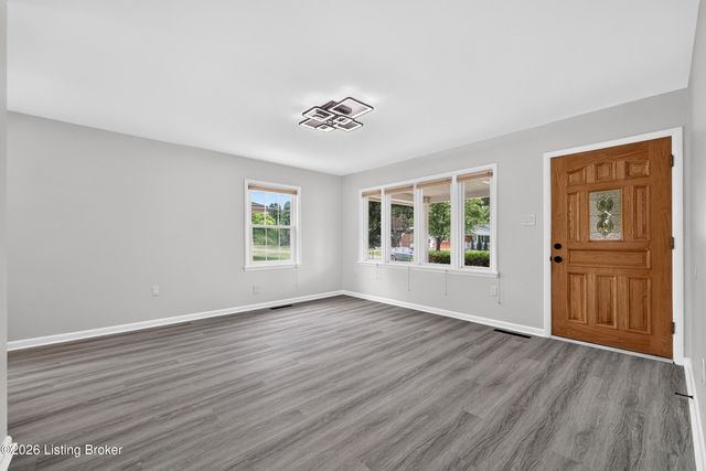 6137 Middlerose Cir, Louisville, KY 40272
