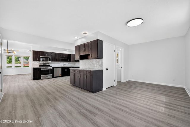 6137 Middlerose Cir, Louisville, KY 40272