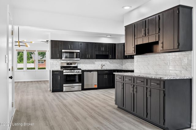 6137 Middlerose Cir, Louisville, KY 40272