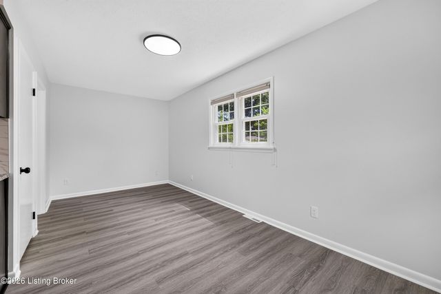 6137 Middlerose Cir, Louisville, KY 40272