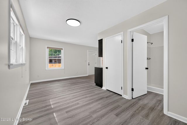 6137 Middlerose Cir, Louisville, KY 40272