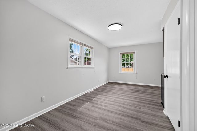 6137 Middlerose Cir, Louisville, KY 40272