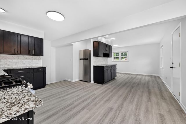 6137 Middlerose Cir, Louisville, KY 40272