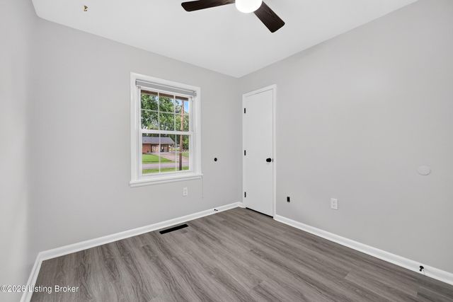 6137 Middlerose Cir, Louisville, KY 40272