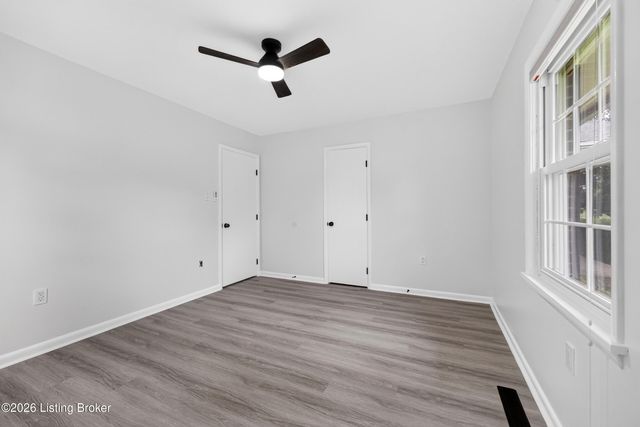 6137 Middlerose Cir, Louisville, KY 40272