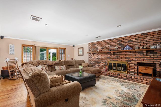 26 Quaker Lane, Farmingdale, NY 11735