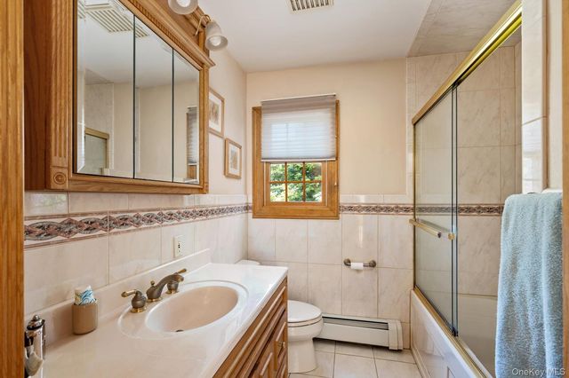 26 Quaker Lane, Farmingdale, NY 11735