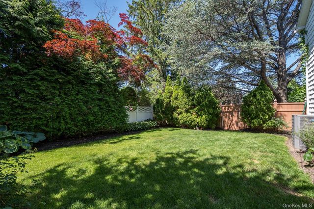 26 Quaker Lane, Farmingdale, NY 11735