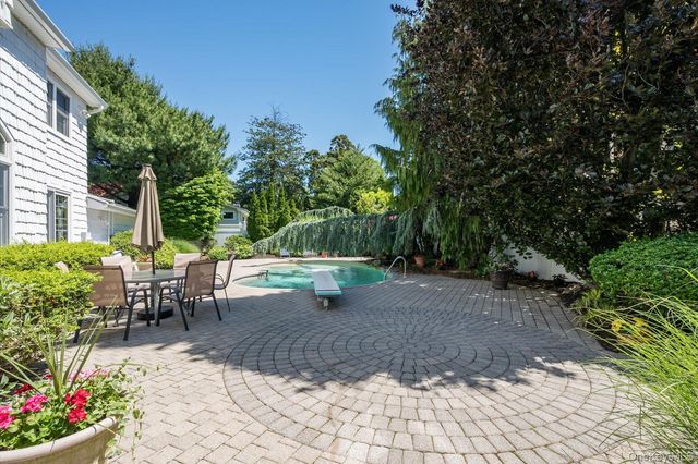 26 Quaker Lane, Farmingdale, NY 11735