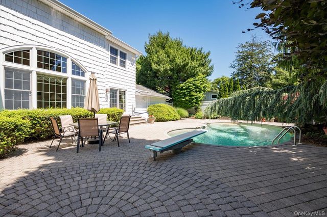26 Quaker Lane, Farmingdale, NY 11735