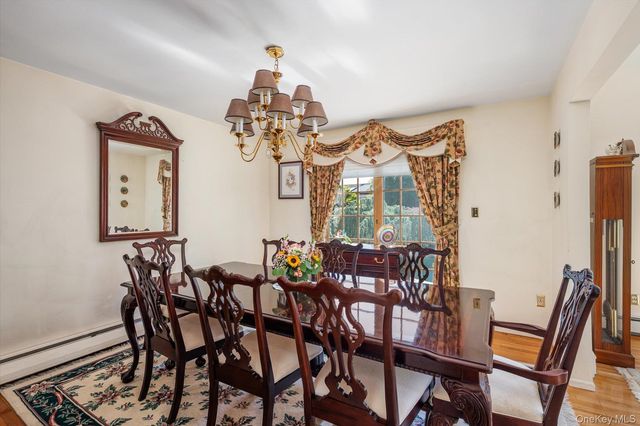 26 Quaker Lane, Farmingdale, NY 11735