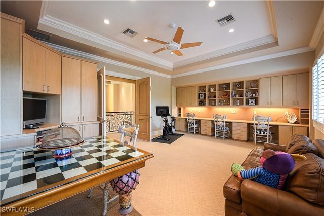 683 Hickory RD, Naples, FL 34108