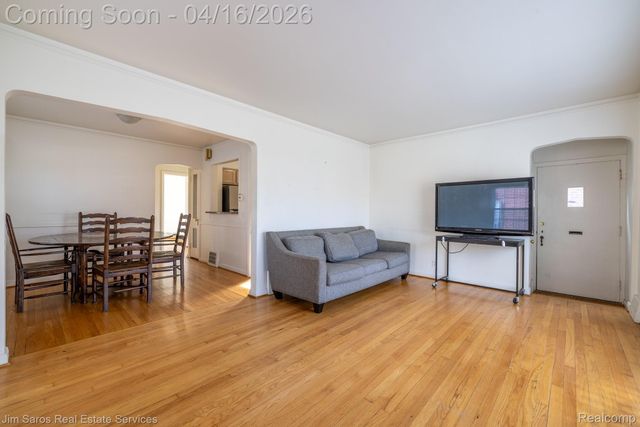 1423 Hollywood Avenue, Grosse Pointe Woods, MI 48236