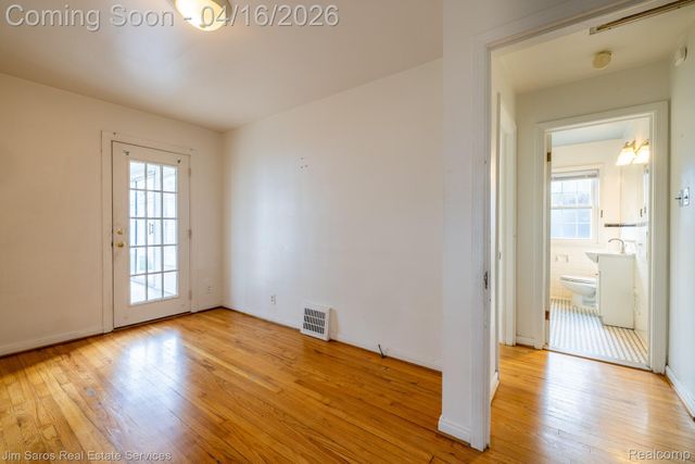 1423 Hollywood Avenue, Grosse Pointe Woods, MI 48236