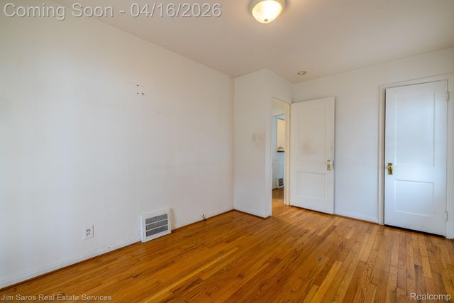 1423 Hollywood Avenue, Grosse Pointe Woods, MI 48236