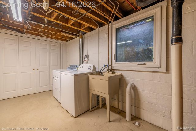 1423 Hollywood Avenue, Grosse Pointe Woods, MI 48236