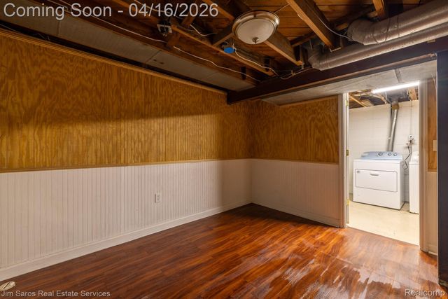 1423 Hollywood Avenue, Grosse Pointe Woods, MI 48236