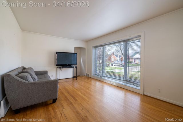 1423 Hollywood Avenue, Grosse Pointe Woods, MI 48236