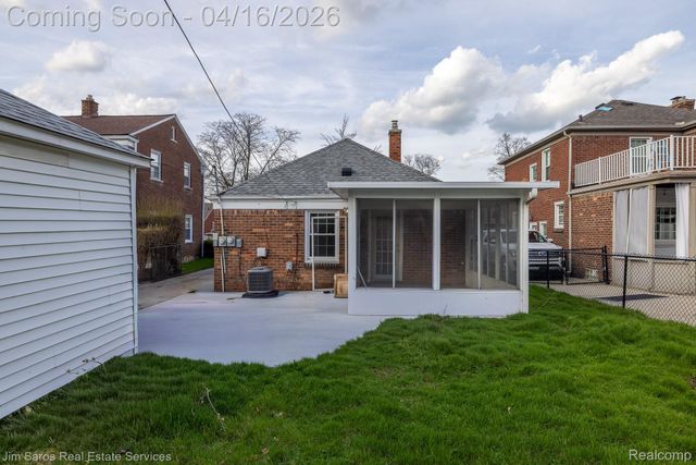 1423 Hollywood Avenue, Grosse Pointe Woods, MI 48236