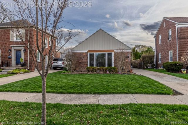 1423 Hollywood Avenue, Grosse Pointe Woods, MI 48236