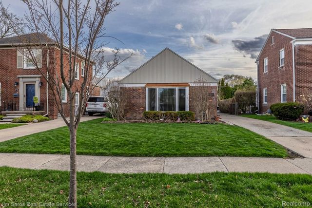 1423 Hollywood Avenue, Grosse Pointe Woods, MI 48236