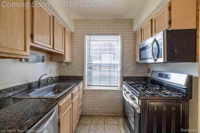 1423 Hollywood Avenue, Grosse Pointe Woods, MI 48236