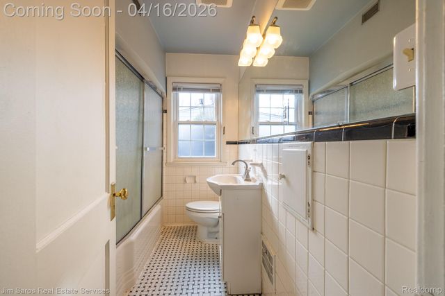 1423 Hollywood Avenue, Grosse Pointe Woods, MI 48236