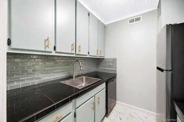 194 Artist Lake Drive 194, Middle Island, NY 11953