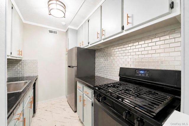194 Artist Lake Drive 194, Middle Island, NY 11953