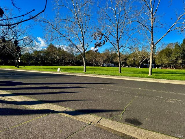 10845 Rio Ruso Dr, Windsor, CA 95492