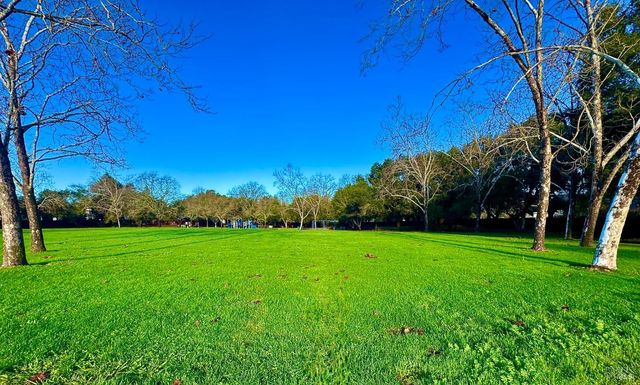 10845 Rio Ruso Dr, Windsor, CA 95492