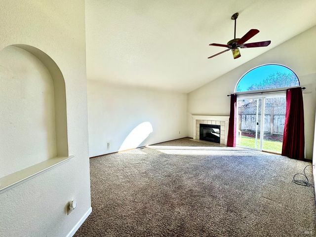 10845 Rio Ruso Dr, Windsor, CA 95492