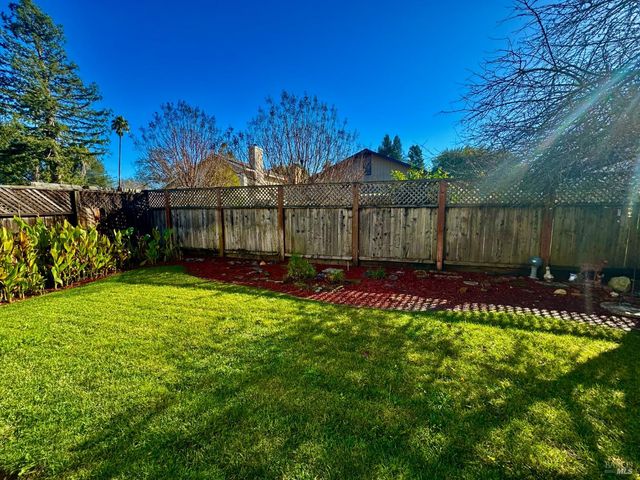 10845 Rio Ruso Dr, Windsor, CA 95492