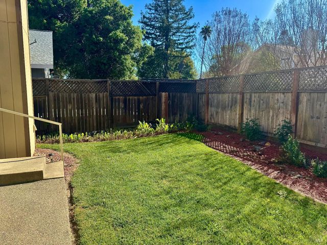 10845 Rio Ruso Dr, Windsor, CA 95492