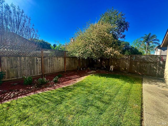 10845 Rio Ruso Dr, Windsor, CA 95492