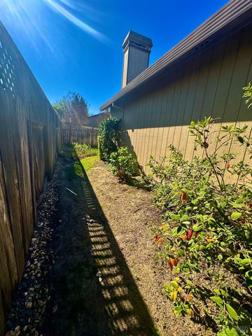 10845 Rio Ruso Dr, Windsor, CA 95492