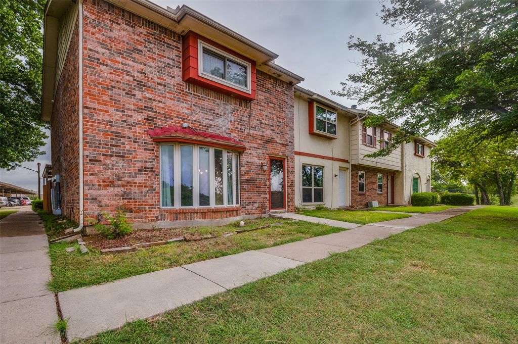 34 E Mountain Lane, Grand Prairie, TX 75052